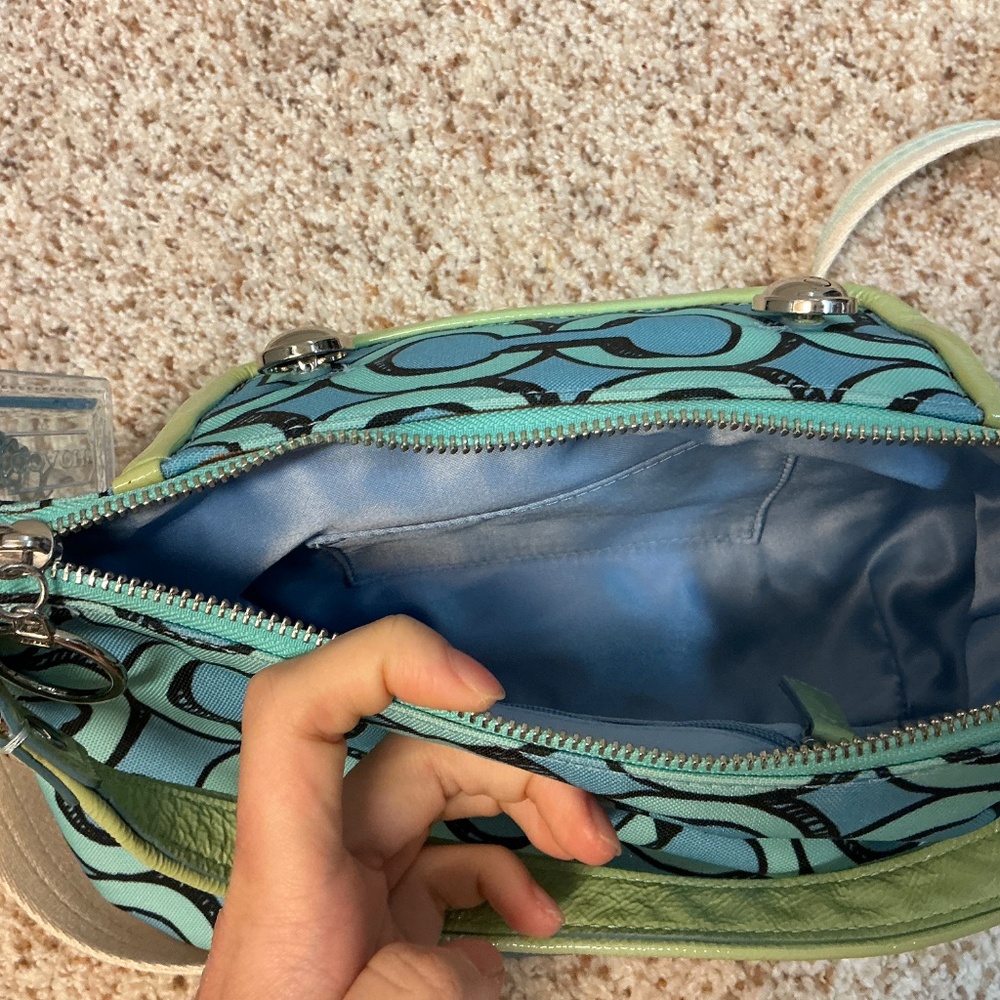 New blue & green small Coach crossbody/shoulderbag with chain details in front. - Picture 5 of 6